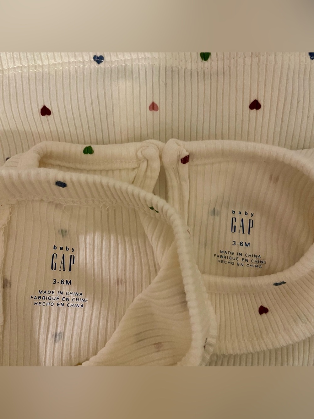 GAP White Ribbed Heart Set with Multicolor Hearts - Picture 3 of 6